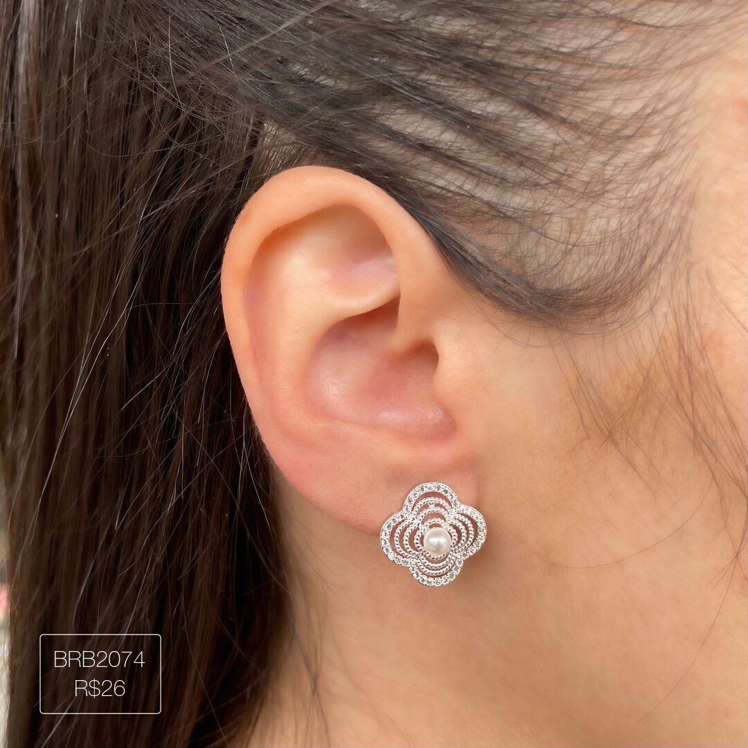 Brinco Formato de Trevo c/ Micro Pérola Central Cravejado Cristal Prateado